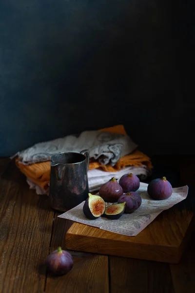 İncir ve ahşap bir masada tekstil ile hayat