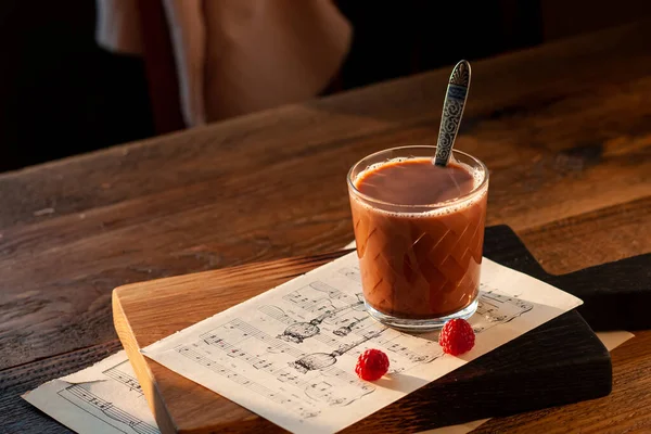 Kakao fincanı, ahşap masanın üzerinde.