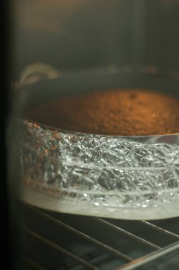 Fırında kek pişiriyorum.