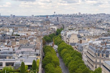 Paris, Fransa - 07: 24 2020: Zafer Kemeri 'nden Paris manzarası