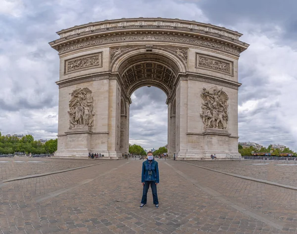Париж Франція 2020 Жінка Масці Стоїть Навпроти Тріумфальної Арки — стокове фото