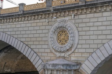 Paris, Fransa - 07: 17 2020: Seine 'deki bir gemiden köprü manzarası
