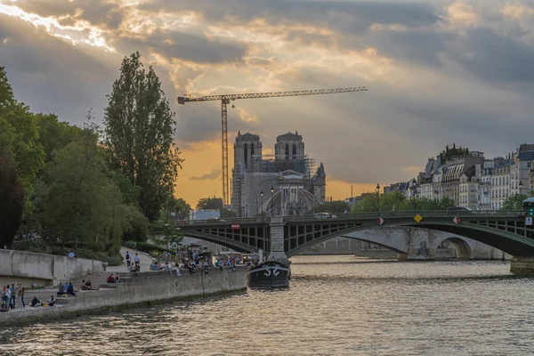 法国巴黎 2020 塞纳河上的一艘船俯瞰巴黎 — 图库照片