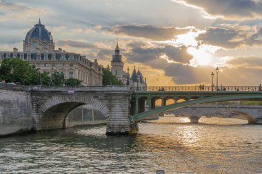 Paris, Fransa - 07: 17 2020: Seine 'deki bir gemiden köprü manzarası