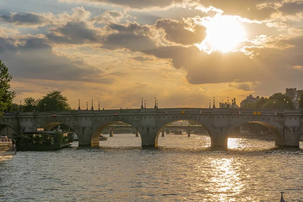 フランス 2020年7月17日 セーヌ川の船からの橋の眺め — ストック写真