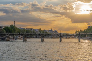 Paris, Fransa - 07: 17 2020: Seine 'deki bir gemiden köprü manzarası