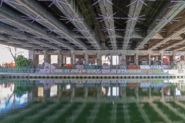 Paris, Fransa - 04 14 2019: Canal Lourcq. Bir köprünün altında