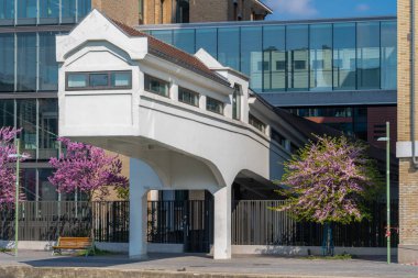 Paris, Fransa - 04 14 2019: Canal Lourcq. Büyük Pantin Fabrikası