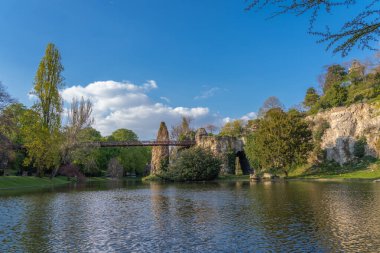 Paris, Fransa - 04 13 2019: Park Buttes-Chaumont. Köprüden... 