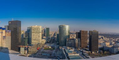 Paris, Fransa - 03 21 2020: Savunma kulelerinin panoramik manzarası