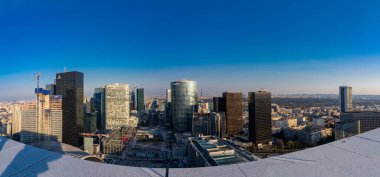 Paris, Fransa - 03 21 2020: Savunma kulelerinin panoramik manzarası