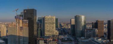 Paris, Fransa - 03 21 2020: Savunma kulelerinin panoramik manzarası