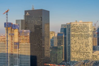 Paris, Fransa - 03 21 2020: Savunma kulelerinin panoramik manzarası