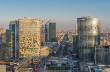 Paris, Fransa - 03 21 2020: Savunma kulelerinin panoramik manzarası