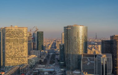 Paris, Fransa - 03 21 2020: Savunma kulelerinin panoramik manzarası