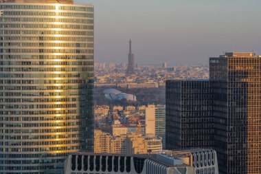 Paris, Fransa - 03 21 2020: Savunma kulelerinin panoramik manzarası