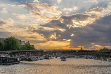 Paris, Fransa - 07: 17 2020: Seine 'deki bir gemiden köprü manzarası