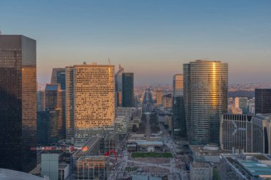 Paris, Fransa - 03 21 2020: Savunma kulelerinin panoramik manzarası