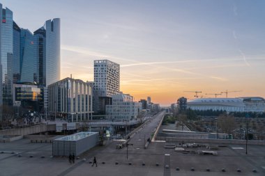 Paris, Fransa - 03 21 2020: Savunma kulelerinin panoramik manzarası
