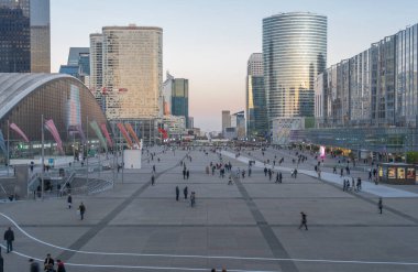 Paris, Fransa - 03 21 2020: Savunma kulelerinin panoramik manzarası