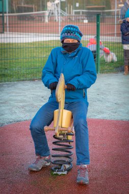 Breuschwickersheim, Fransa - 12 25 2018: Çocuk Oynayan Kadın