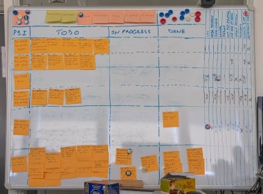 Courbevoie, Fransa - 04 16 2020: Gürültü wor için araçlar ve yöntemler