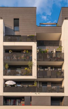 Gennevilliers, Fransa - 04 11 2020: Bahar güneşli binalar
