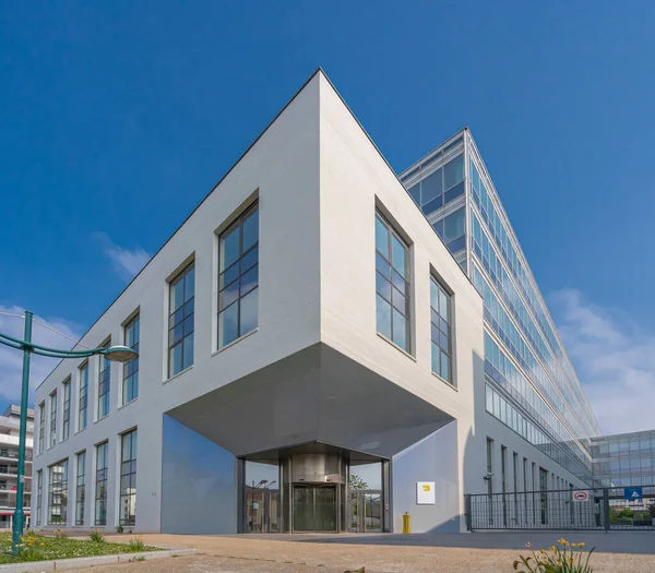 Gennevilliers, Fransa - 04 11 2020: Tasarımcı beyaz 