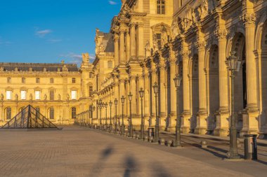 Paris, Fransa - 06 14 2020: Louvre Piramidi Louvre Müzesi 'nin Napolyon avlusunda