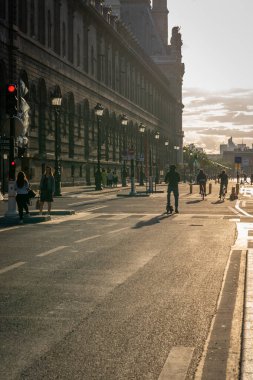 Paris, Fransa - 06 14 2020: Gün batımında yayalar ve bisikletçilerle Rivoli Caddesi