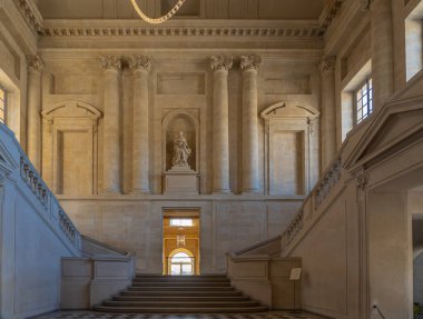 Versailles, Fransa - 06 19 2020: Versailles Kalesi 'nin içindeki taş merdiven ve heykeller