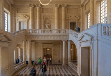Versailles, Fransa - 06 19 2020: Versailles Kalesi 'nin içindeki taş merdiven ve heykeller