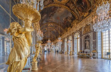 Versailles, Fransa - 06 19 2020: Versailles Kalesi 'ndeki Aynalar Salonu