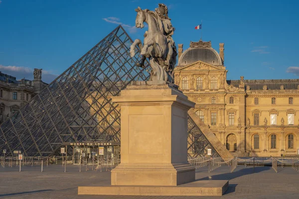 París Francia 2020 Pirámide Del Louvre Patio Napoleón Museo Del —  Fotos de Stock