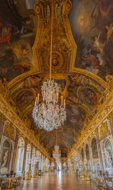 Versailles, Fransa - 06 19 2020: Versailles Kalesi içindeki kraliyet salonu
