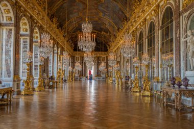 Versailles, Fransa - 06 19 2020: Versailles Kalesi içindeki kraliyet salonu