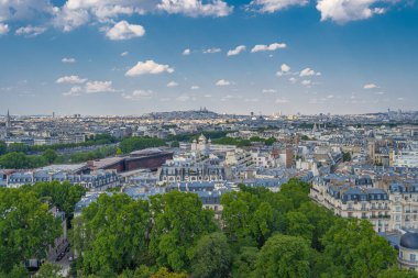 Paris, Fransa - 25 06 2020: Eyfel Kulesi 'nden Paris manzarası