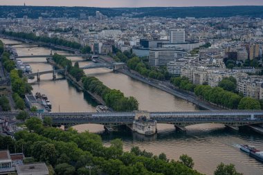 Paris, Fransa - 25 06 2020: Eyfel Kulesi 'nden Paris manzarası