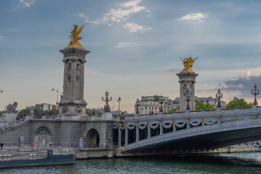 Paris, Fransa - 07: 17 2020: Seine 'deki bir gemiden köprü manzarası
