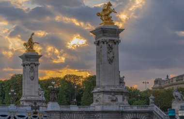 Paris, Fransa - 07: 17 2020: Seine 'deki bir gemiden köprü manzarası