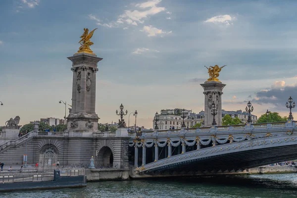 フランス 2020年7月17日 セーヌ川の船からの橋の眺め — ストック写真