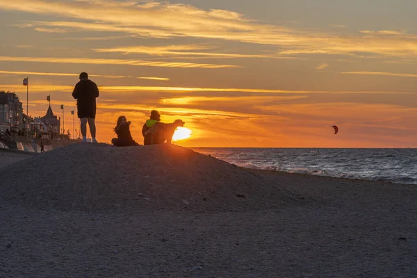 Langrune Sur Mer Francia 2020 Personas Con Perro Observando Puesta — Foto de Stock