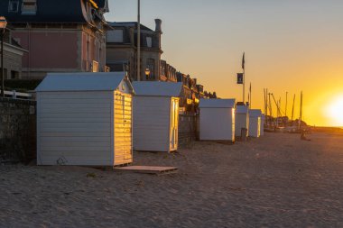 Langrune Sur Mer, Fransa - 08 04: 2020: Gün batımında sahilde armut boyunca sahil kulübeleri