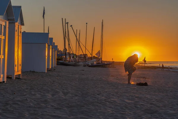 Langrune Sur Mer Francia 2020 Donna Sulla Sabbia Della Spiaggia — Foto Stock