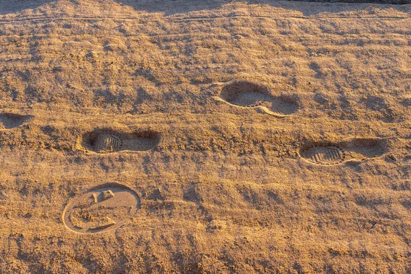 リュック シュル メール フランス 2020年8月4日 日の出に砂の上に足跡を残し 彼の金属探知機 — ストック写真