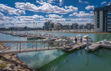 Courseulles-Sur-Mer, Fransa - 08 04: 2020: Juno Sahili, Marina