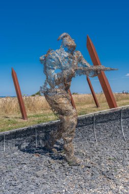 Arromanches, France - 08 04 2020: Deneyimli bir askerle Bakire Heykeli