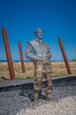 Arromanches, France - 08 04 2020: Deneyimli bir askerle Bakire Heykeli