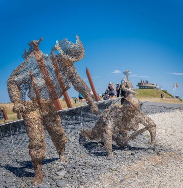 Arromanches, France - 08 04 2020: Deneyimli bir askerle Bakire Heykeli