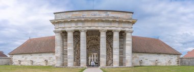 Arc-et-Senans, Fransa - 08 31 2020: Arc-et-Senans Kraliyet Saltworks 'ün giriş binası